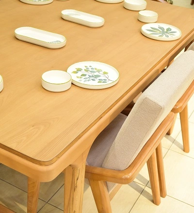 مبل و میز ناهارخوری ساخته شده از چوب را